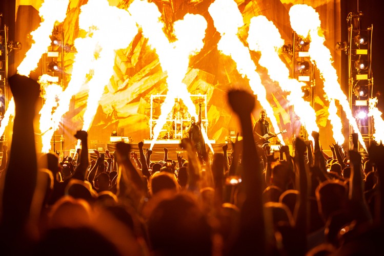 Disturbed to jedyny zespół metalowy oprócz Metalliki, który umieścił na pierwszym miejscu listy najlepiej sprzedawanych albumów w Stanach pięć płyt z rzędu. W Polsce olbrzymią popularność dała mu nowa wersja nagrania „Sound Of Silence”, która stała się hymnem przeciwko nienawiści. Grupa powraca do Polski, by zagrać 16 czerwca w gdańskiej Ergo Arenie.