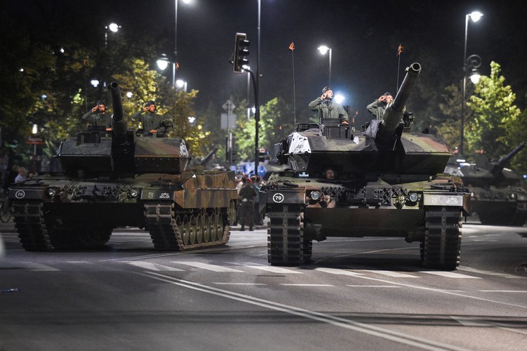 Próba generalna przed defiladą z okazji święta Wojska Polskiego, w nocy z 11 na 12 bm.  (ukit) PAP/Jacek Turczyk