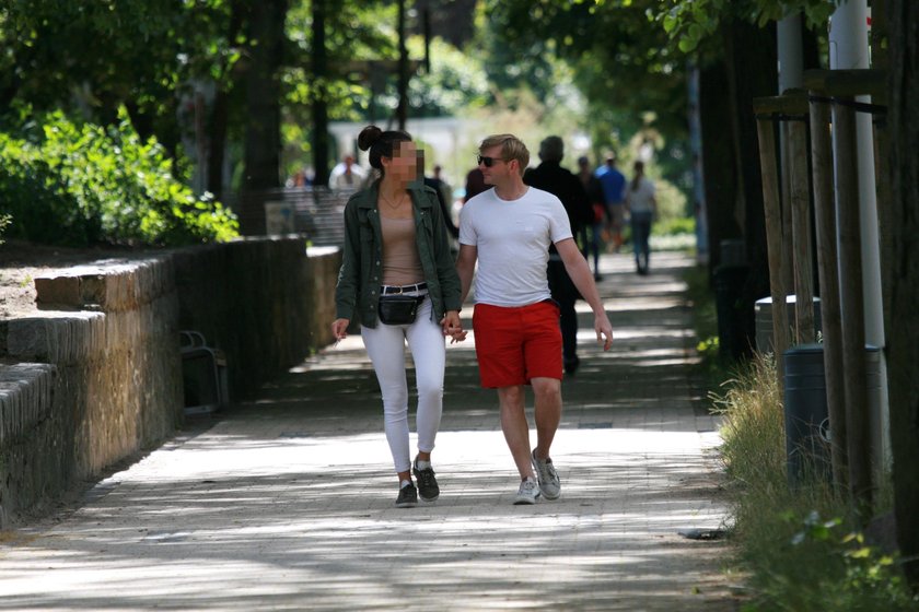 Rafał Zawierucha z dziewczyną na plaży w Sopocie