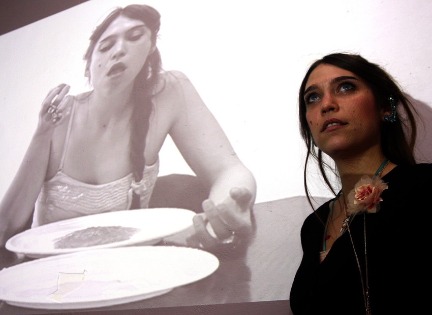 Umetnica u svojim radovima dokumentuje svoje iskustvo u borbi protiv anoreksije