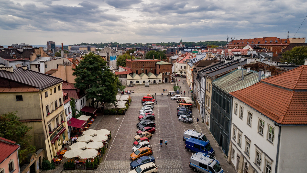 Podtytuł tej książki brzmi sucho i mało zachęcająco: "Architektura publiczna Żydowskiej Gminy Wyznaniowej w Krakowie w latach 1868-1939". Po pierwsze jednak nie wyczerpuje on zawartości pracy, po drugie zaś — dzięki jej lekturze zarówno krakowianin, jak i przybysz z zewnątrz spojrzą w nowy sposób na wiele budowli nie tylko na Kazimierzu, niektóre z nich pewnie zauważając po raz pierwszy...