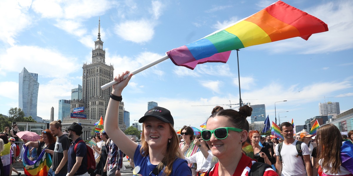 Parada Równości po raz 21. wystartowała w Warszawie. Osoby LGBT+ świętują!