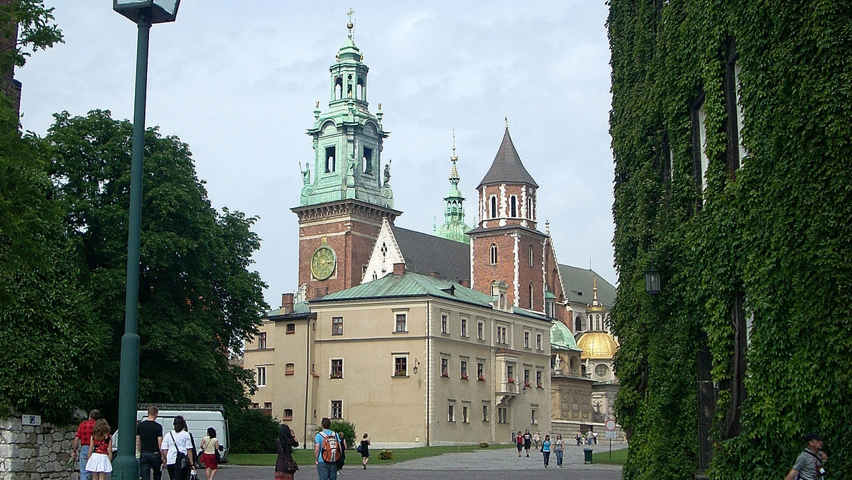 W Katedrze na Wawelu zakończono obchody Roku Miłosierdzia w archidiecezji krakowskiej. Nie tylko nie kończy się czas miłosierdzia, ale powinno być ono jeszcze bardziej wyraźne, dojrzałe, jednoznaczne i ofiarne - mówił kard. Stanisław Dziwisz.