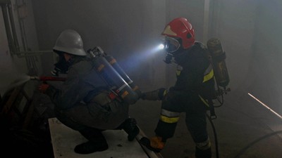 Strażacy 25 lat temu mieli zupełnie inny sprzęt ochrony osobistej. Dziś mogą wejść prosto w ogień.	