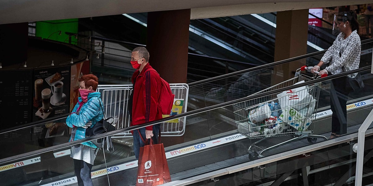 Zmieniają się zasady obowiązujące do tej pory w handlu. Sprzed marketów znikną kolejki. Od 30 maja nie będą bowiem obowiązywać dotychczasowe limity osób w sklepach. 