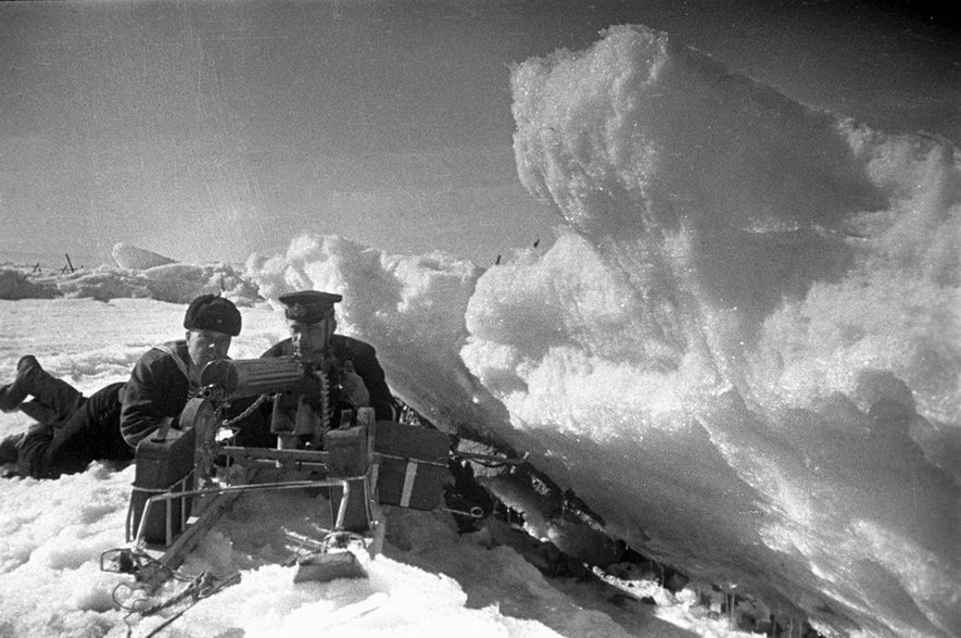 Obsługa sowieckiego karabinu maszynowego wśród śniegu nad Zatoką Fińską (fot. RIA Novosti archive, image #381 - Ya Brodskiy, opublikowano na licencji Creative Commons Attribution-Share Alike 3.0 Unported)