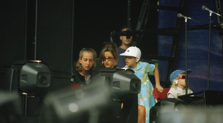 Lisa Marie és gyermekeivel, Riley-val és Bennel, Michael Jackson 1997-es, londoni koncertjén, Dave Benett/Getty Images