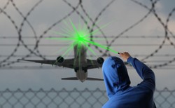 Oślepiał pilotów laserem, stanie przed sądem. Śledczy mają gotowy akt oskarżenia