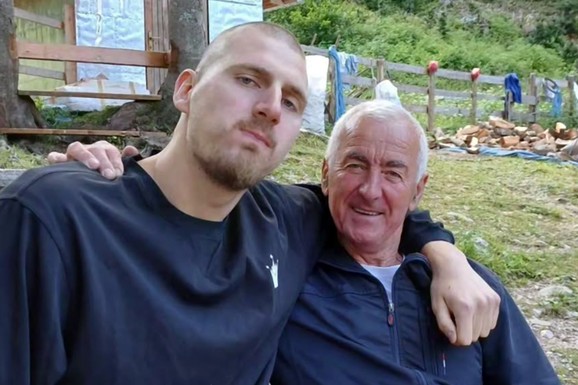 NIKOLA JOKIĆ NA LETOVANJU U CRNOJ GORI Otišao u šumu sa prijateljima: Jede šnicle i uživa u prirodi - Isplivale slike sa odmora košarkaša (Foto)