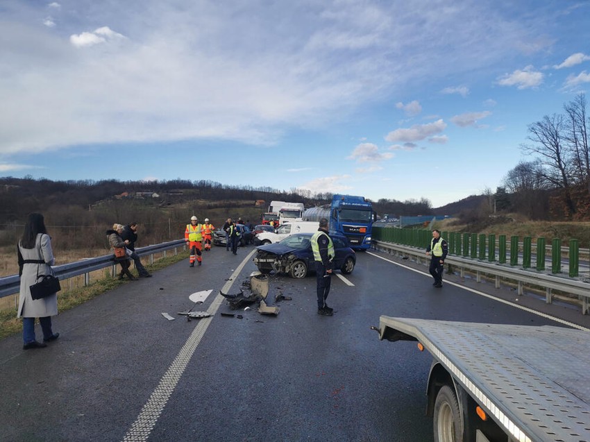 Pet osoba je povređeno u lančanom sudaru na auto-putu "Miloš Veliki"