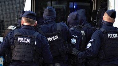 Policjant złamał 19-latce rękę na proteście. Prokuratura umorzyła sprawę. "Powinnam się chyba cieszyć, że policja mnie nie zabiła"