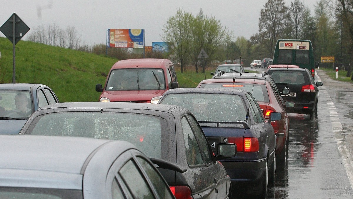 Mało słońca, zachmurzone niebo i sporo deszczu - tak niestety będzie wyglądał długi weekend prawie w całej Polsce. Na drogach może być więc bardzo ślisko. Już wczoraj w wypadkach zginęło 7 osób, a 162 były ranne.