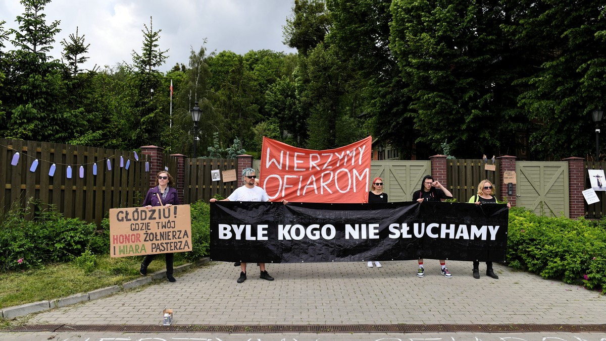 Dziś, w Dzień Dziecka, członkowie stowarzyszenia Trójmiejskie Dziewuchy Dziewuchom zorganizowali przed rezydencją metropolity gdańskiego abp. Sławoja Leszka Głódzia manifestację przypominającą o ofiarach pedofilii wśród polskich duchownych.