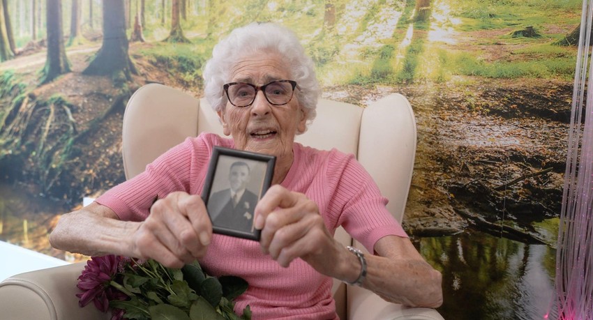 Dalsi Le Breton drži sliku Bokejona Akramova koju je njena porodica sačuvala posle rata | Foto: BBC