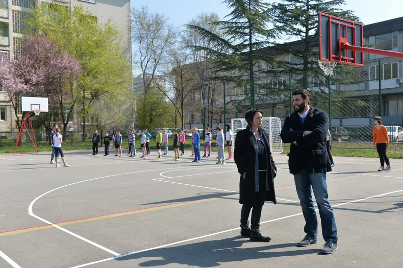 Oko škole je sređeno zelenilo