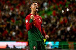 Cristiano Ronaldo zapłacił 500 tysięcy euro za nowe auto. To turkusowe Ferrari Purosangue [FOTO]