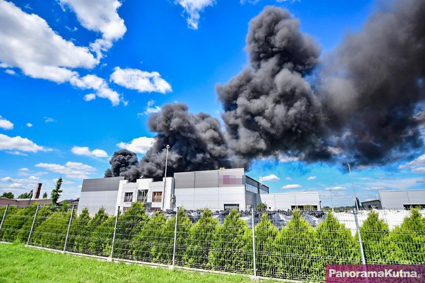 Pożar składowiska odpadów. Nad Kutnem unosiły się kłęby dymu