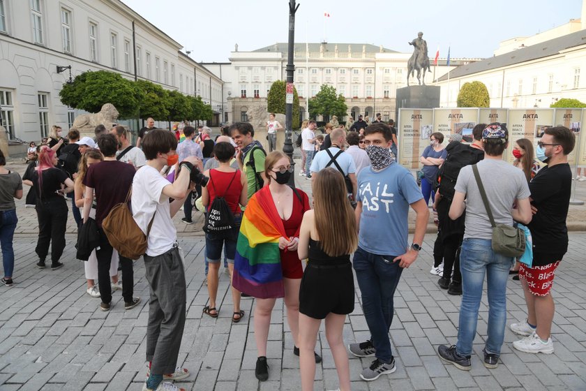 "Tęczowe disco" przed Pałacem Prezydenckim