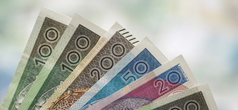 Ruszyły wypłaty renty wdowiej. Niektórzy dostaną podwójny przelew