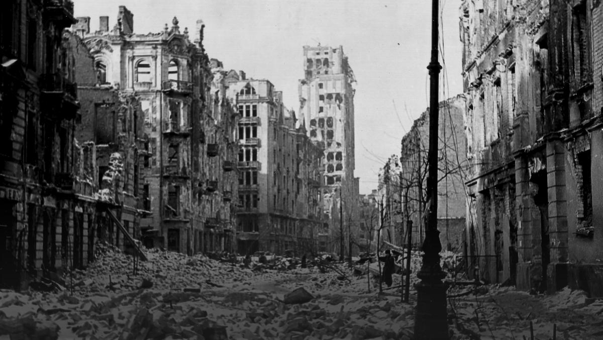 Widok od strony ul. Chmielnej na ruiny ul. Szpitalnej. Warszawa 1945 r.