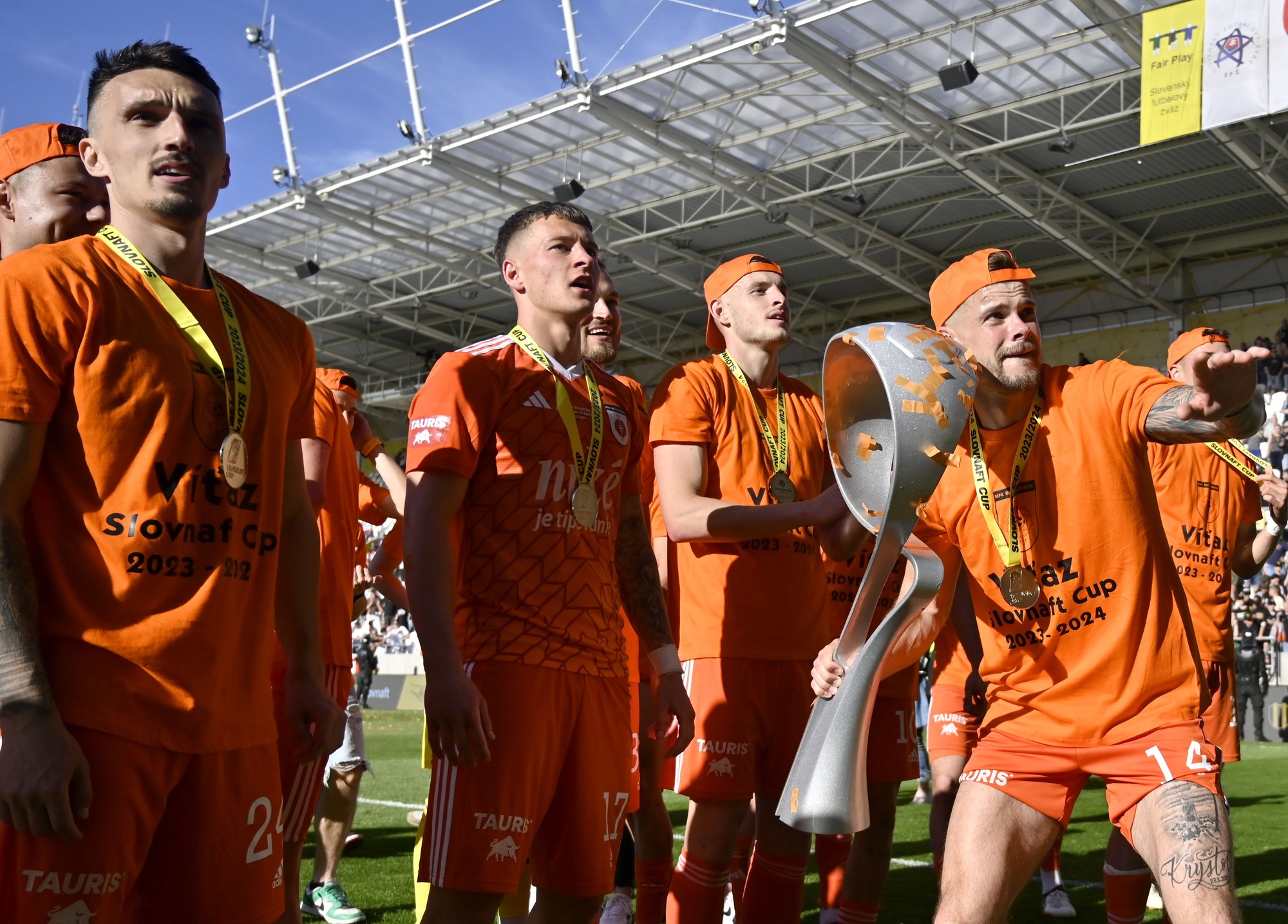 Futbalisti MFK Ružomberok sa tešia s trofejou po víťazstve vo finálovom zápase Slovnaft Cupu.