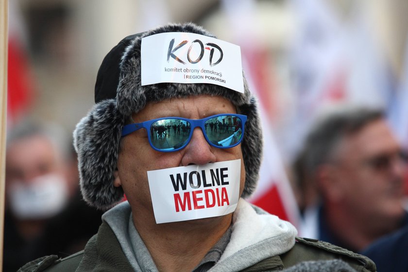 Ostre słowa na transparentach na manifestacji KOD