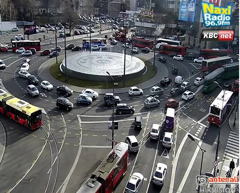 Gužvu na Slaviji napravio gradski saobraćaj