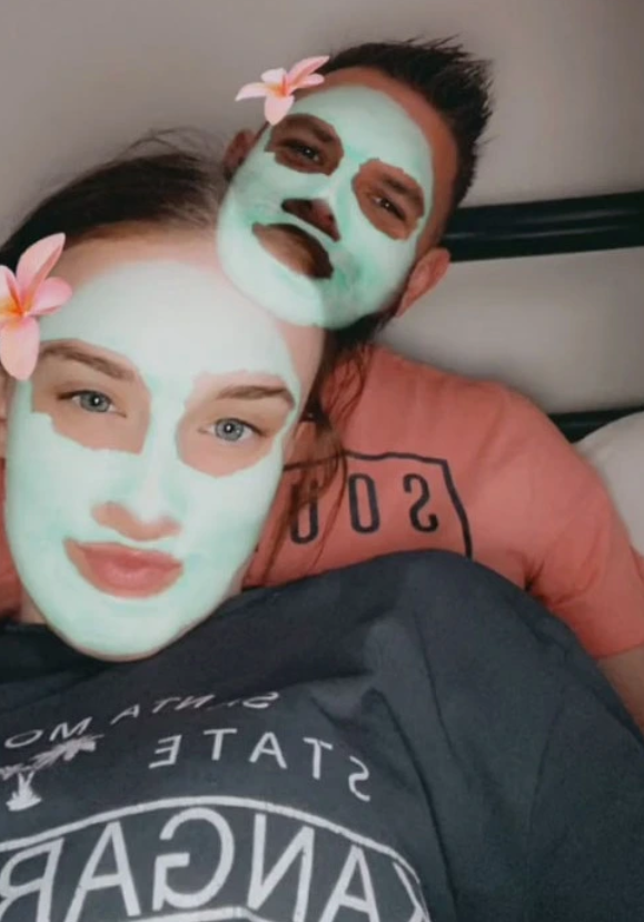 Courntey Louise McVay má staršieho priateľa. 