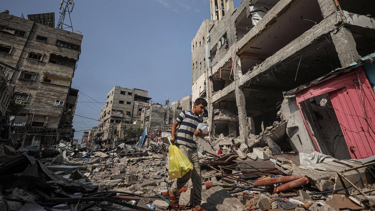 Zawalone budynki po izraelskich atakach na obóz dla uchodźców Al-Shati w mieście Gaza. 28.10.2023 r.