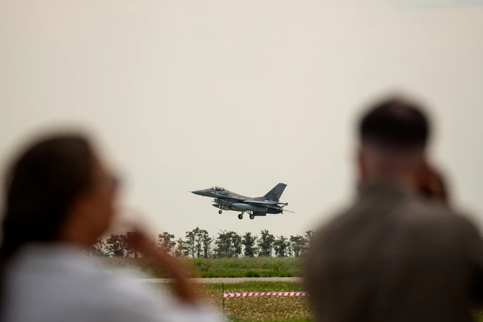 Rumunski lovac F-16 leti tokom vežbe vazdušne policije na vazduhoplovnoj bazi Borča 86, usred povećane bezbednosne zabrinutosti zbog prekograničnih upada dronova povezanih sa ruskim ratom u Ukrajini, u Borči, Rumunija, petak, 7. avgusta 2026.