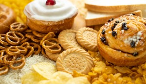 Mono- i digliceridi mogu da se nađu u prerađenim namirnicama kao što su grickalice i slatkiši