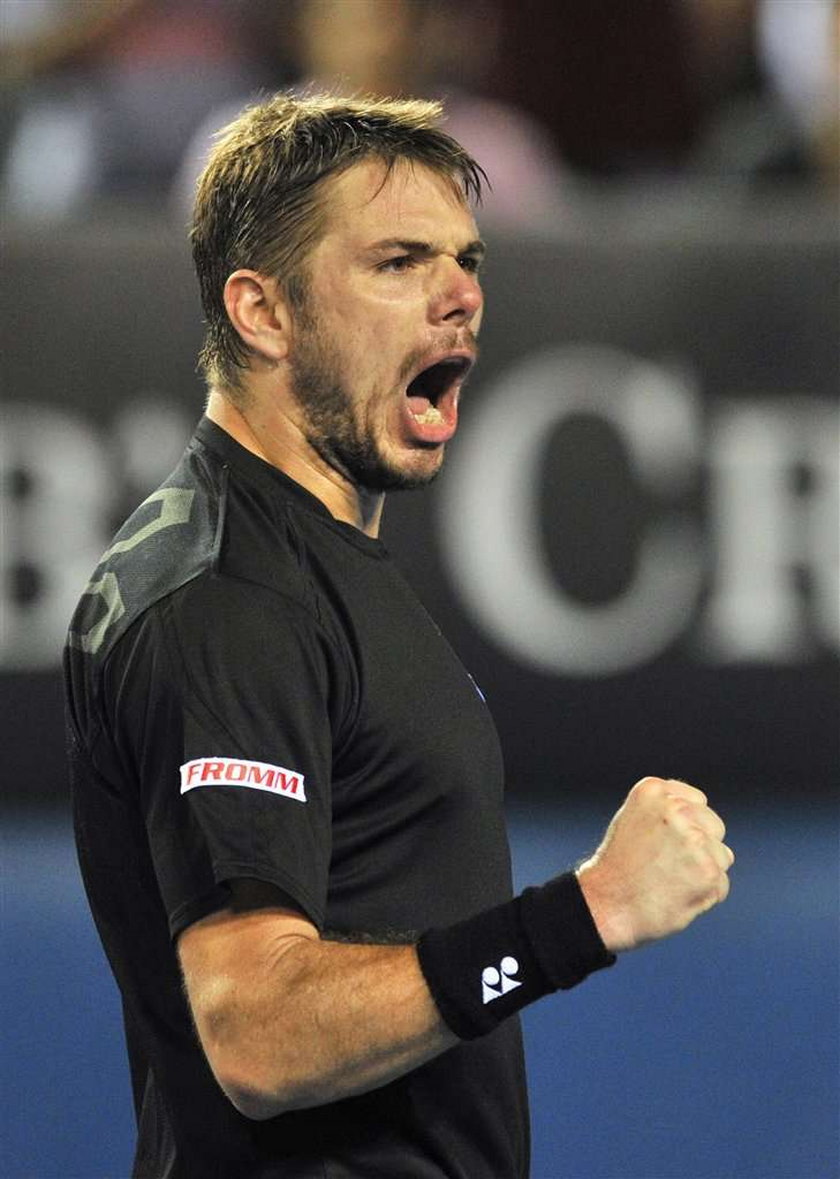 Tenisista Stanislas Wawrinka pomacał pierś liniowej. Wideo