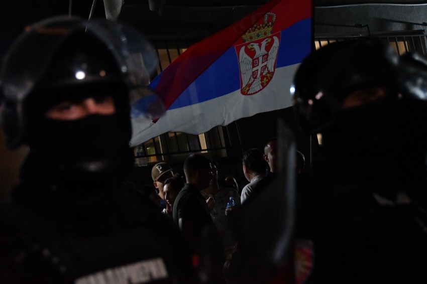 Grupa građana ispred SNS na Novom Beogradu