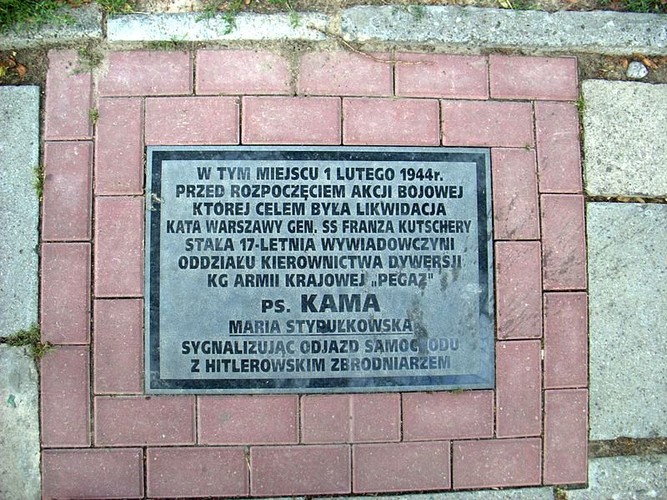 Tablica w miejscu, w którym 1 lutego Maria Stypułkowska-Chojecka, pseudonim Kama, dała sygnał do rozpoczęcia zamachu na generała SS Franza Kutscherę