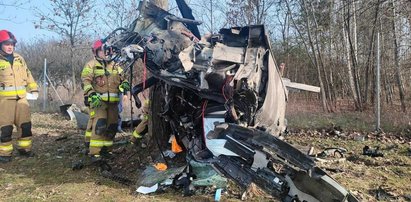 Koszmarny wypadek! BMW roztrzaskało się na drzewie. Dwie osoby w szpitalu