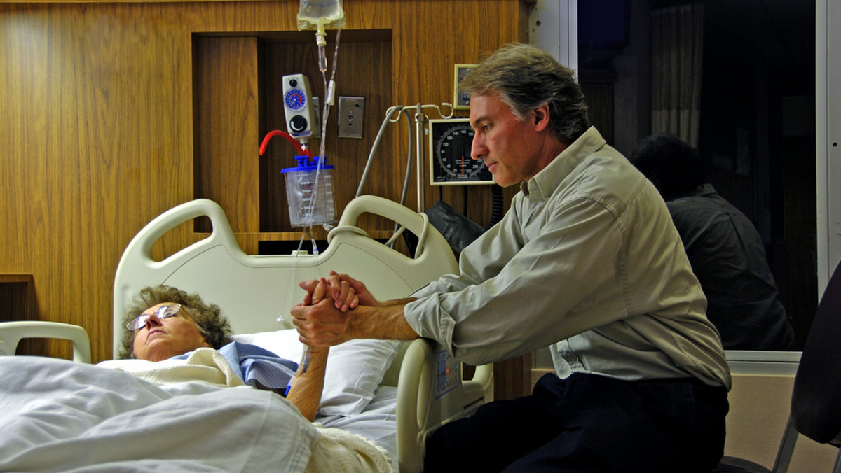 Pacjentów jest zbyt wielu, a czasu za mało. Sandra Clarke, pielęgniarka z Eugene w stanie Oregon, zajrzała do pacjenta, który miał nie przeżyć do rana. Poprosił: "Posiedzisz ze mną?".