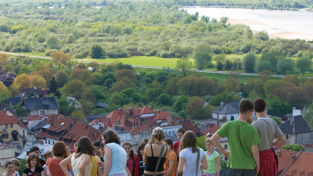 Ok. 1000 artystów kultywujących tradycyjny folklor wystąpi na 50. Ogólnopolskim Festiwalu Kapel i Śpiewaków Ludowych, który rozpocznie się w czwartek w Kazimierzu nad Wisłą (Lubelskie). Festiwalowi będą towarzyszyć targi sztuki ludowej.