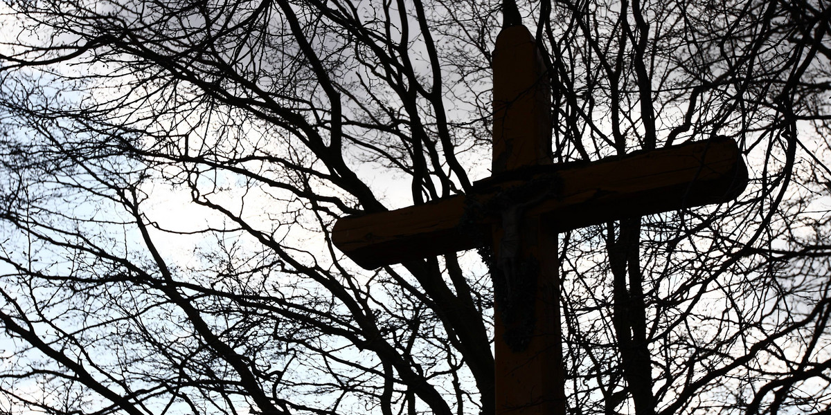 Małżonkowie z karą za niedbanie o przydrożny krzyż [zdjęcie ilustracyjne]