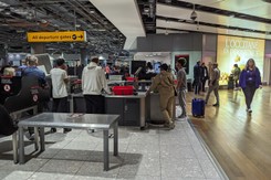 Nowy kontrowersyjny trend na lotniskach. Opóźnia loty, irytuje pasażerów