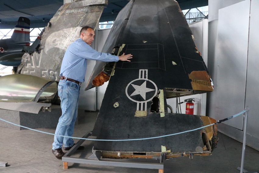 Kustos Igor Marjanović okazuje ostatke letelice u Muzeju vazduhoplovstva