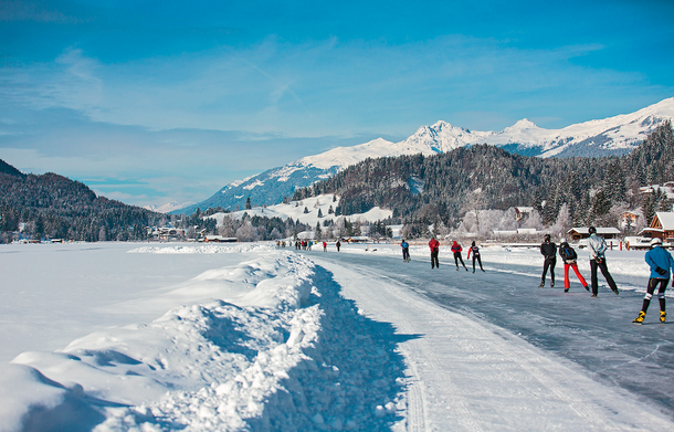 Trasa łyżwiarska po jeziorze rynnowym Weissensee w Alpach Gailtalskich