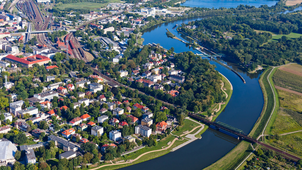 Projekt powiększenia Opola wciąż stanowi źródło sporów. Wczoraj mieszkańcy Winowa w gminie Prószków wezwali do unieważnienia uchwały, która ma rozpocząć procedurę powiększenia miasta - informuje "Nowa Trybuna Opolska".