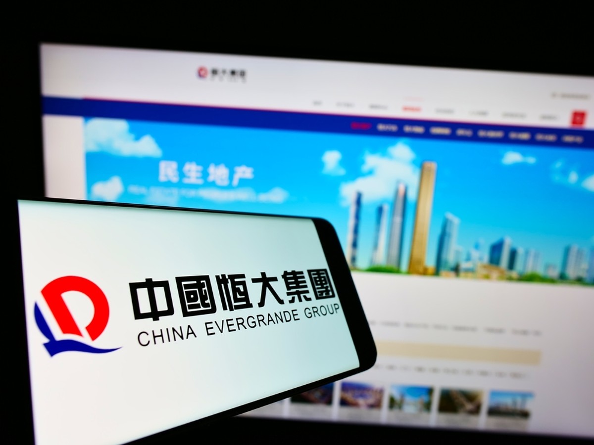 Evergrande, drugi co do wielkości chiński deweloper mieszkaniowy, zapowiedział w środę, że obsłuży w terminie przypadającą na dziś zapłatę odsetek od swoich obligacji notowanych na giełdzie w Shenzhen.