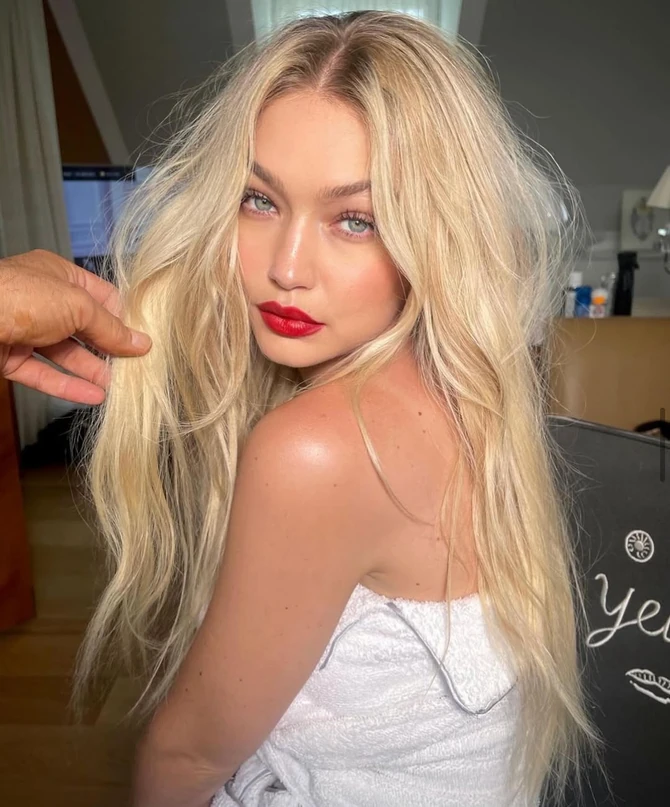 Šampanj plava svojevremeno je bila i Điđi Hadid