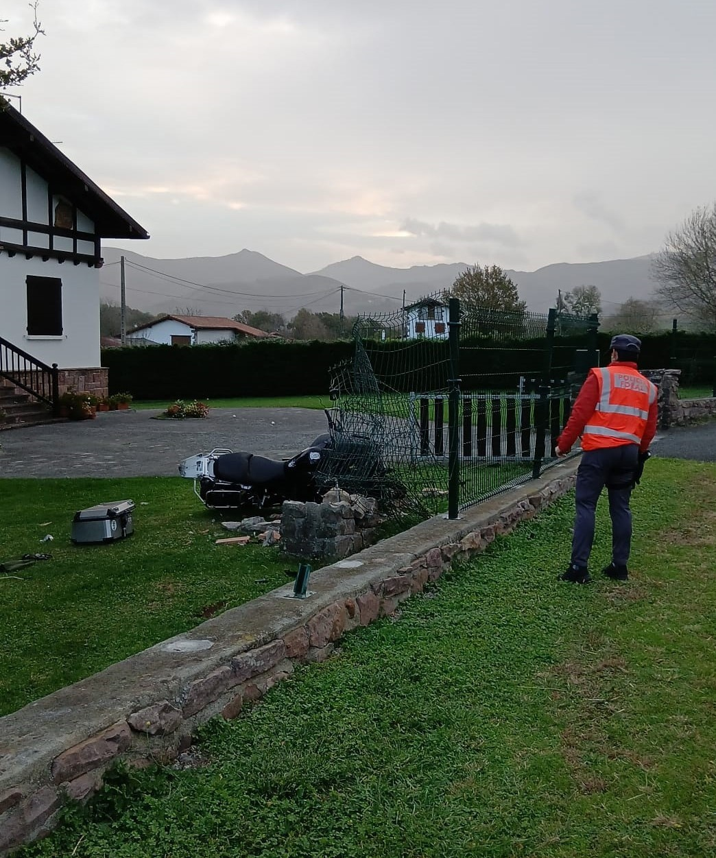 Motorista muere al chocar con un cable eléctrico caído en Urdax