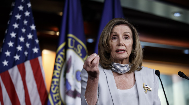 Maszk nélkül mutatkozott egy fodrászatban San Franciscoban Nancy Pelosi./ Fotó: Northfoto