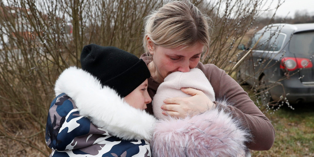 Wojna Rosja - Ukraina. Kobiety z dziećmi uciekają, mężczyźni walczą o kraj