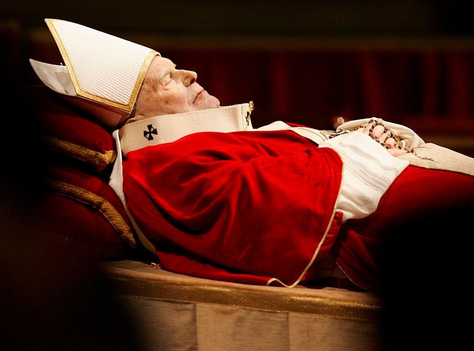 4 kwietnia 2005: ciało Jana Pawła II wystawione na widok publiczny w Bazylice św. Piotra w Watykanie