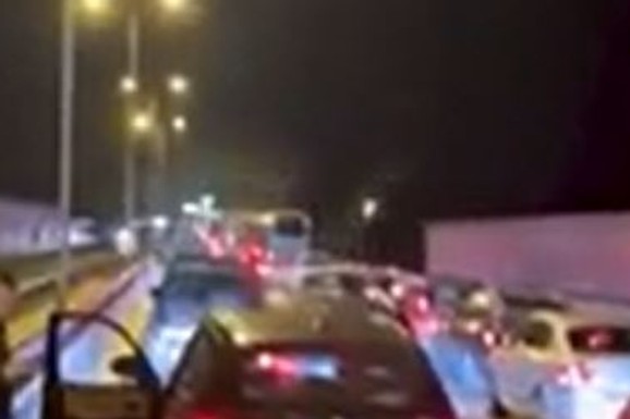 (VIDEO) HAOS NA AUTO-PUTU MILOŠ VELIKI  Formirala se kilometarska kolona vozila, SVE STOJI zbog lančanog sudara
