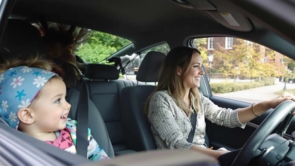 Vodič zodpovedá za bezpečnosť všetkých cestujúcich v aute. Musí zabezpečiť zapnuté pásy, deti v autosedačkách a bezpečný štýl jazdy bez prudkých manévrov.